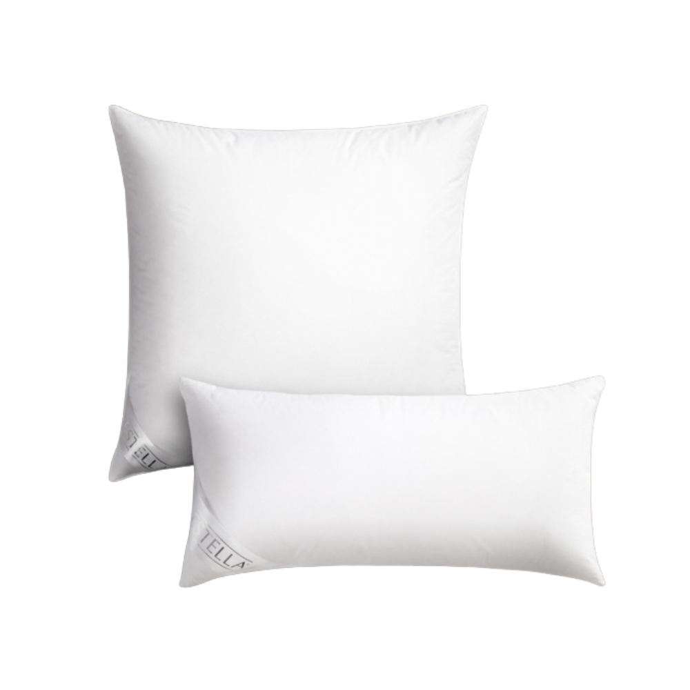 Zwei weiße Kopfkissen in verschiedenen Größen mit glatter, weicher Oberfläche.